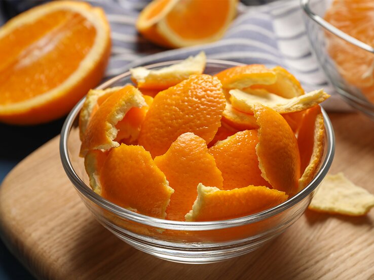 Orangenschalen in Glasschüssel