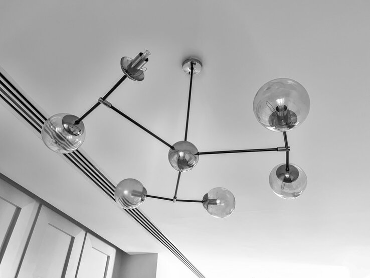 Auch die Lampen sollten einem gründlichen Frühjahrsputz unterzogen werden. Eine Deckenlampe.