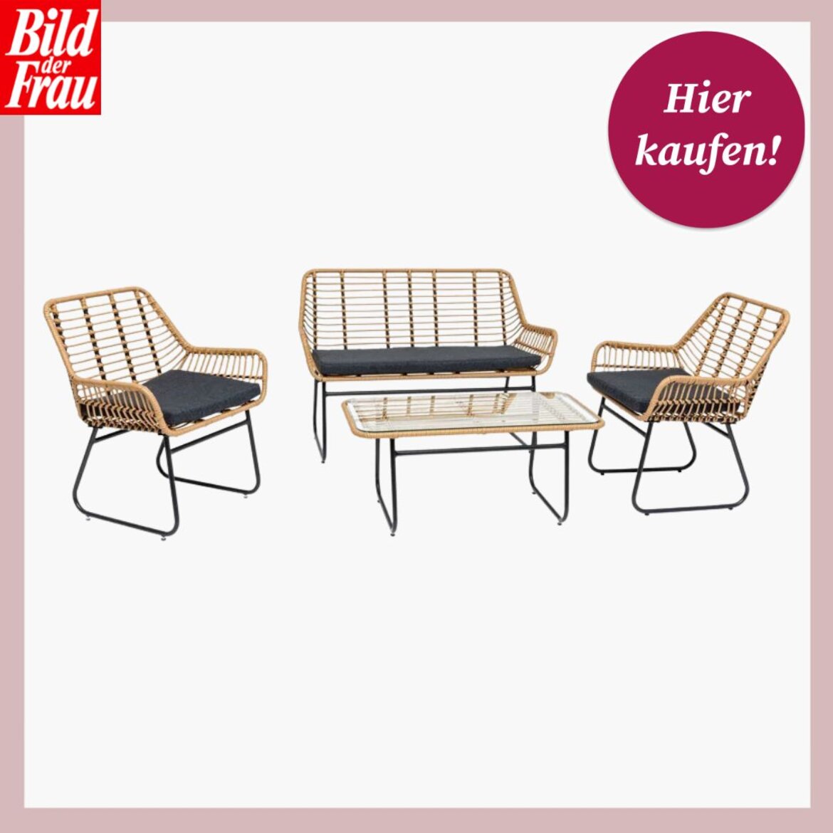 Ein Rattan-Gartenmöbelset, bestehend aus einem Sofa, zwei Sesseln und einem Couchtisch, wird präsentiert. Die Möbel haben schwarze Metallgestelle und helle, geflochtene Rattanelemente, kombiniert mit dunklen Sitzpolstern. Über dem Bild steht das Logo "Bild der Frau" und ein Button mit "Hier kaufen!" | © Lidl