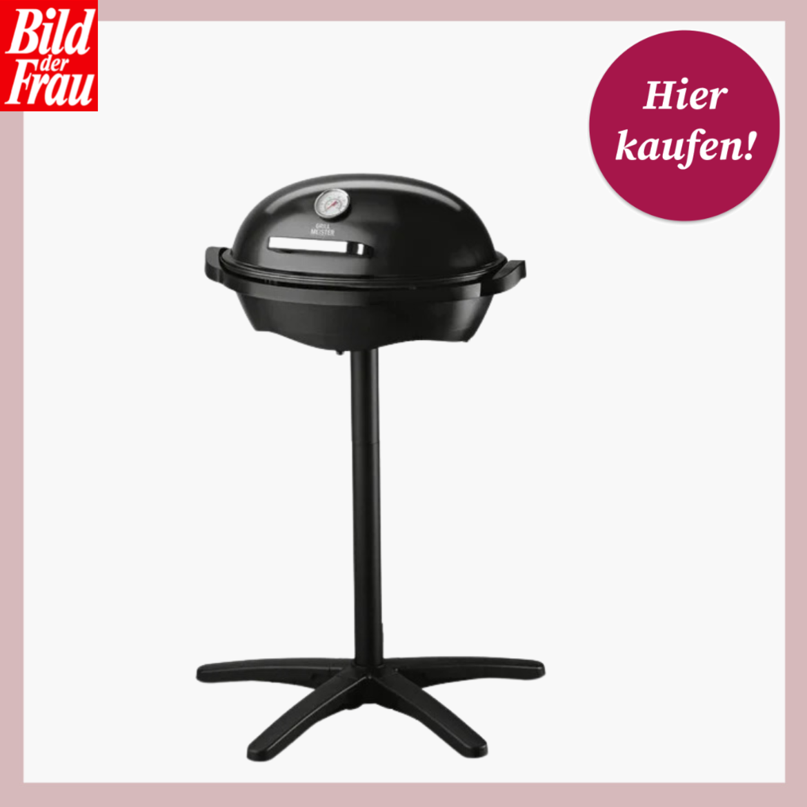 Ein schwarzer Elektrogrill auf einem Stativ mit einer großen, runden Basis und einer Kuppelhaube mit eingebautem Thermometer. Über dem Bild befindet sich ein Logo mit der Aufschrift "Bild der Frau" in Weiß auf einem roten Hintergrund, und in der rechten oberen Ecke befindet sich ein kreisförmiges, magentafarbenes Etikett mit der weißen Aufschrift "Hier kaufen!". Der Hintergrund ist einfarbig hellrosa. | © Lidl 