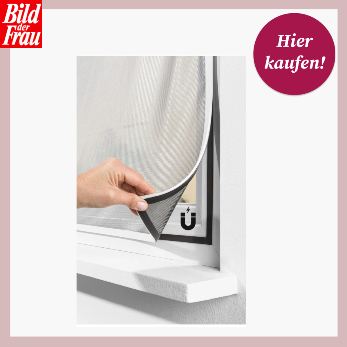 Hand hebt Fliegengitter an einem weißen Fensterrahmen an, Text "Hier kaufen!" im Kreis oben rechts. | © Lidl 