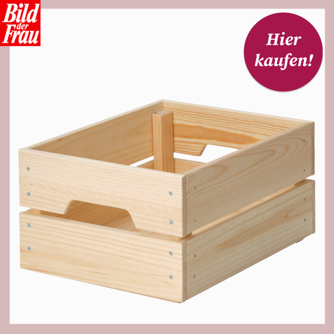 Stapelbare Holzkiste aus unbehandeltem Fichtenholz mit seitlichen Griffen, stehend auf weißem Hintergrund vor rosa Rahmen. | © Canva/collage:bildderfrau.de, Ikea 