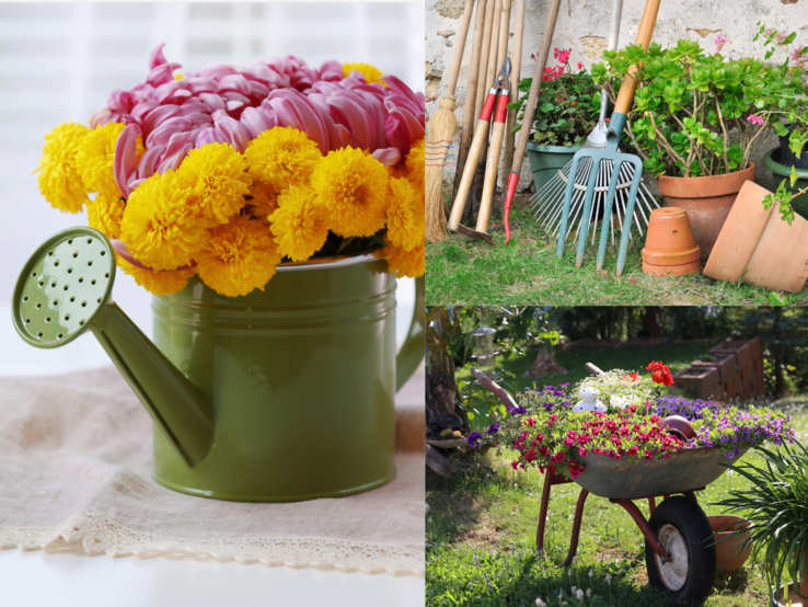 Eine Gießkanne mit gelben und rosa Blumen, Gartenwerkzeuge vor Töpfen und eine bepflanzte Schubkarre stehen in sommerlicher Gartenszene.