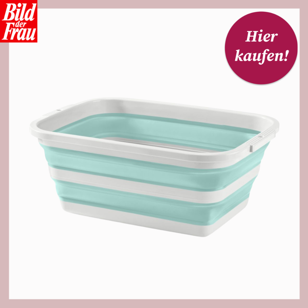 Faltbarer, türkis-weißer Wäschekorb aus Kunststoff steht aufgeklappt auf weißem Untergrund in hellem Studiolicht. | © Tchibo/Canva/Collage:bildderfrau.de