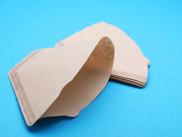 Dreiteilige Collage mit einer Zimmerpflanze, braunen Kaffeefiltern in Nahaufnahme und gebrühtem Kaffee in Filter und Tasse.