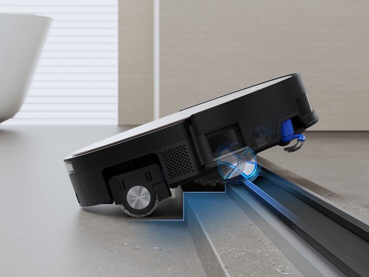 DEEBOT X11 OmniCyclone auf Stufen | © ECOVACS