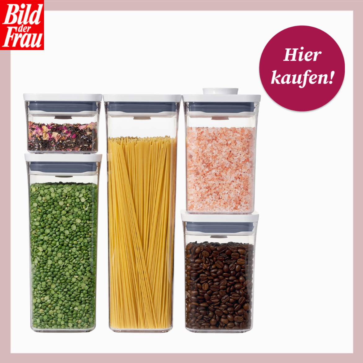 Fünf durchsichtige Vorratsdosen mit Pasta, Linsen, Tee, rosa Salz und Kaffeebohnen vor weißem Hintergrund. | © Canva/OXO/Collage:bildderfrau.de