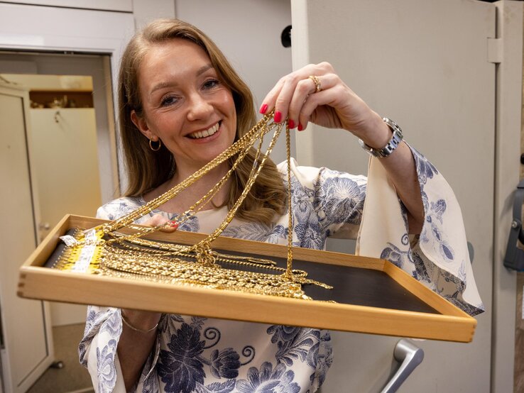 Anika mit dem „Bestseller“ – Schmuck aus Gold und Silber. 