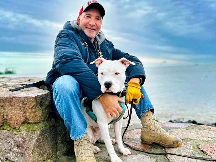 Moderator Jochen Bendel mit Hund Snoopy