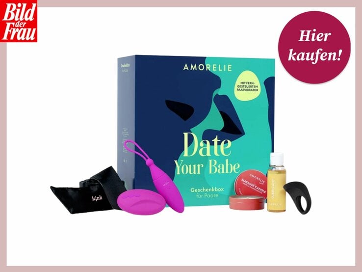 Ein Produktfoto der Geschenkbox "Date Your Babe" mit allen enthaltenen Sextoys vor einem weißen Hintergrund. In der linken oberen Ecke ist das Logo der "Bild der Frau" und in der rechten oberen Ecke ein runder Button, der den Text "Hier kaufen!" enthält, zu sehen. | © Amorelie