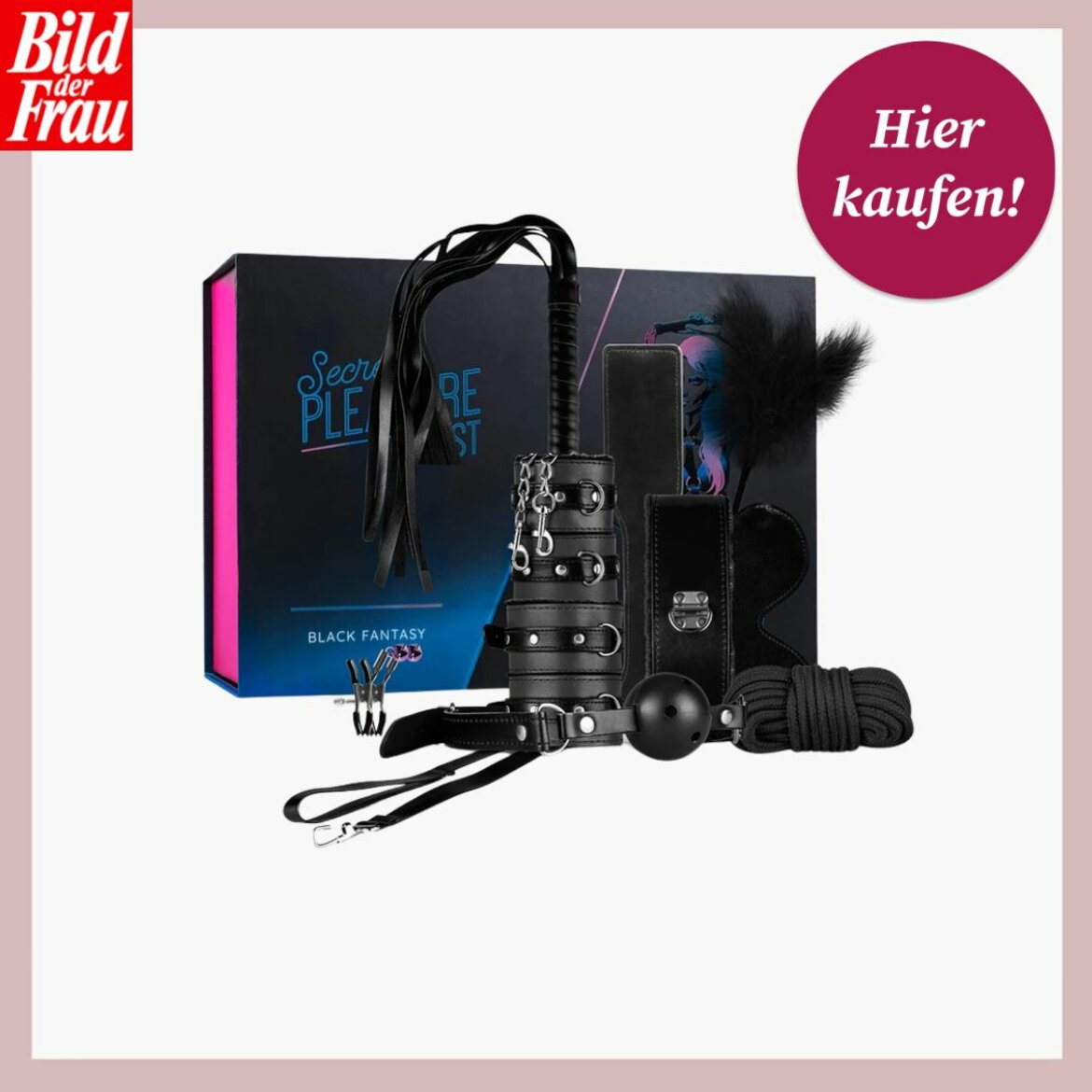 BDSM-Set inklusive Peitsche, Handschellen und Augenbinde, präsentiert vor stilvollem Verpackungsdesign. | © Amorelie