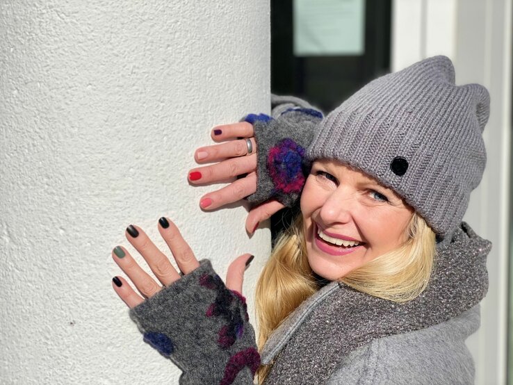 Topage-Model Renate Zott mit Rainbow Nails | © Renate Zott