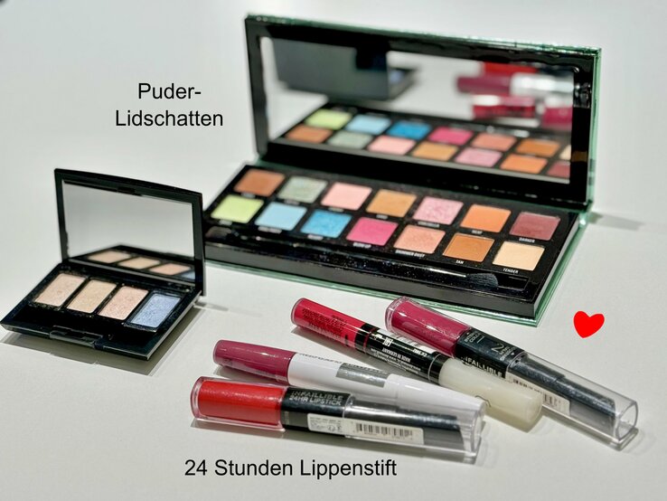 Collage von Make-up-Produkten mit zwei geöffneten Lidschatten-Paletten im Hintergrund und einer Reihe von Lippenstiften im Vordergrund.  | © Renate Zott
