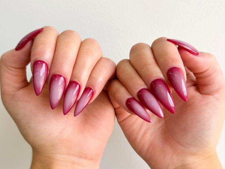 Aura Nails Zu sehen sind Nägel mit Aura Design