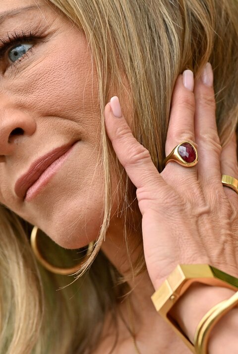 Schauspielerin Jennifer Aniston trägt einen natürlichen, milchigen Nagellack
