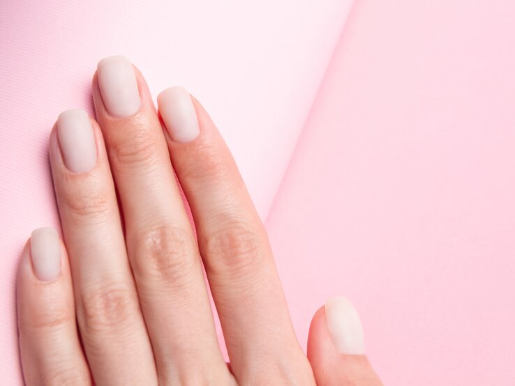 BB Cream Nails auf rosa Hintergrund