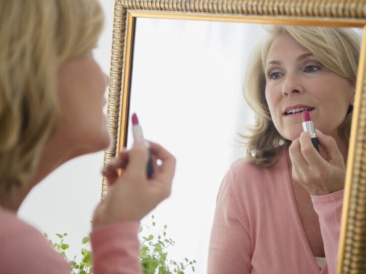 Sommer Make-up Zu sehen ist eine Frau mittleren Alters, die sich schminkt