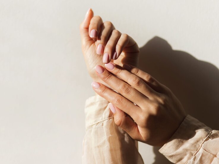 Nagelfolien Zu sehen sind gepflegte, manikürte Hände