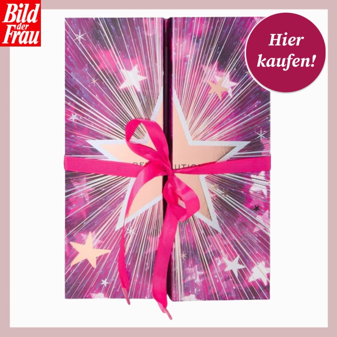 Quadratischer Adventskalender in lebhaften pinken und violetten Farben mit goldenen Akzenten und Sternen, verziert von einer hübschen Satinschleife. | © Collage: Douglas/ BILD der FRAU