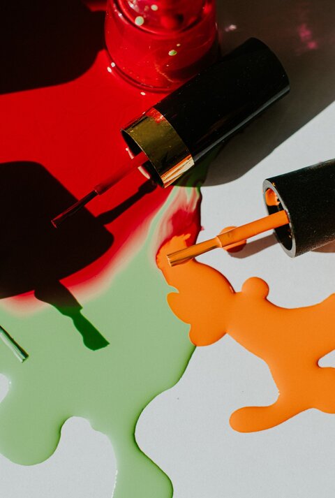 Zu sehen sind verschiedene Nagellackfarben, die teilweise ausgelaufen sind.