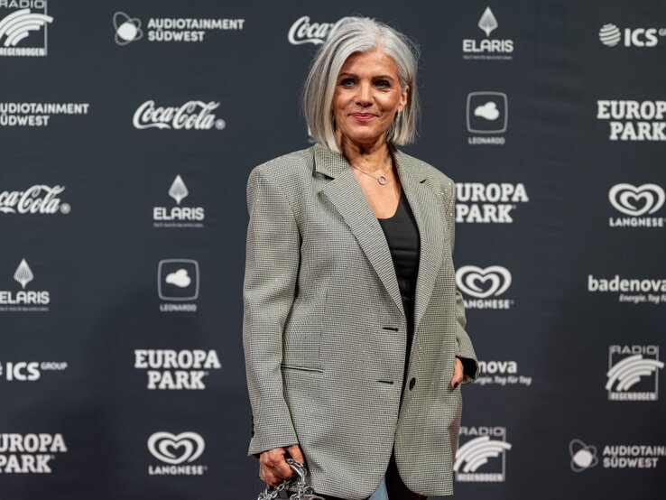 Birgit Schrowange vor einer Sponsorenwand