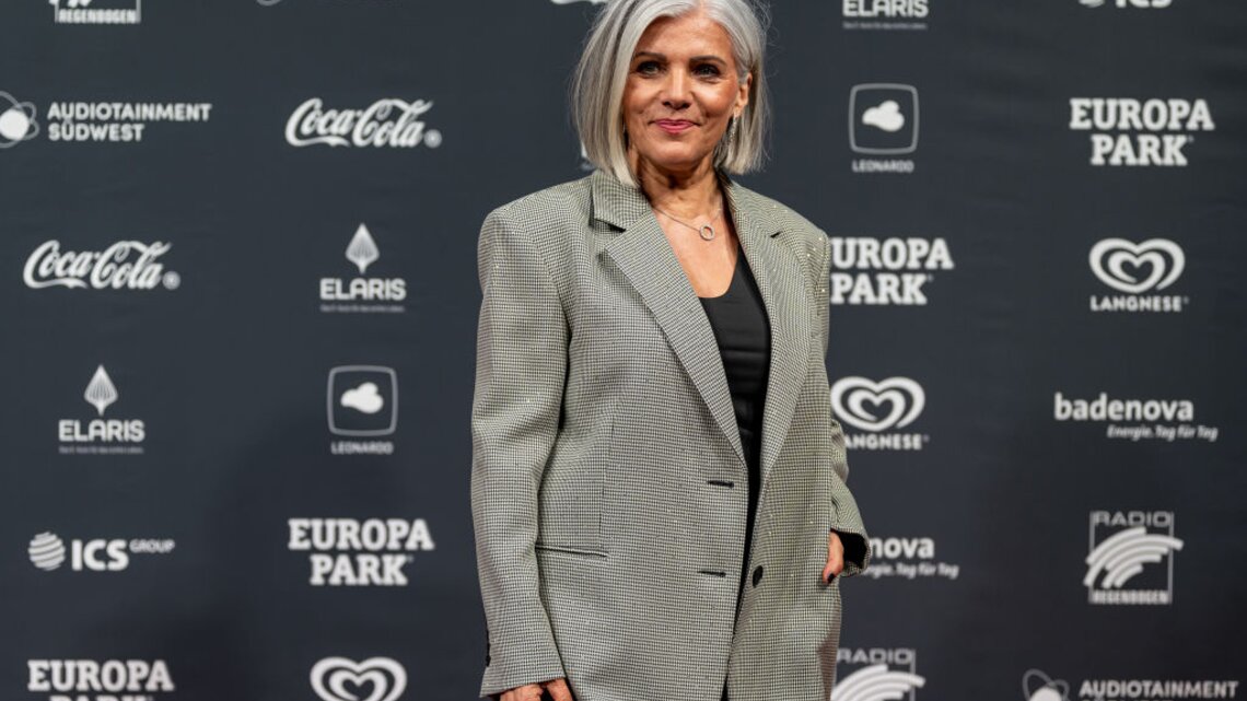 Birgit Schrowange vor einer Sponsorenwand