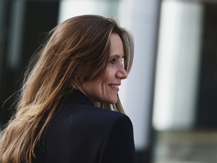 Haarwirbel kaschieren Frau in ihren Vierzigern mit langen Haaren, die einen Haarwirbel kaschieren