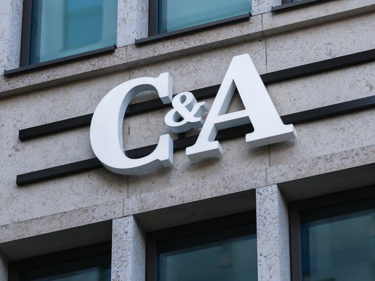 C&A Logo auf Fassade