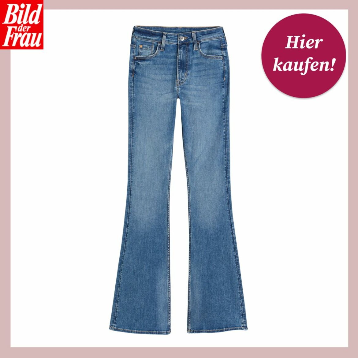 Ein Paar ausgestellte Damenjeans in mittlerer Waschung mit kontrastierenden Nähten und einem Button-Fly-Verschluss. Über den Jeans befindet sich das Logo 'Bild der Frau' und ein kreisförmiger, magentafarbener Button mit der Aufschrift 'Hier kaufen! | © H&M