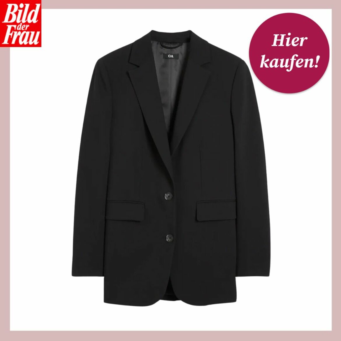 Das Bild zeigt einen schicken, schwarzen Oversize-Blazer vor einem weißen Hintergrund. Er ist klassisch mit einem Reverskragen, Knopfverschluss und aufgesetzten Taschen gestaltet. In der oberen linken Ecke ist das Logo "Bild der Frau" zu sehen, und oben rechts befindet sich ein magentafarbener Button mit der Aufschrift "Hier kaufen!". Der Blazer scheint aus einem glatten, robusten Stoff gefertigt zu sein und bietet eine vielseitige Ergänzung für jede Garderobe. | © C&A