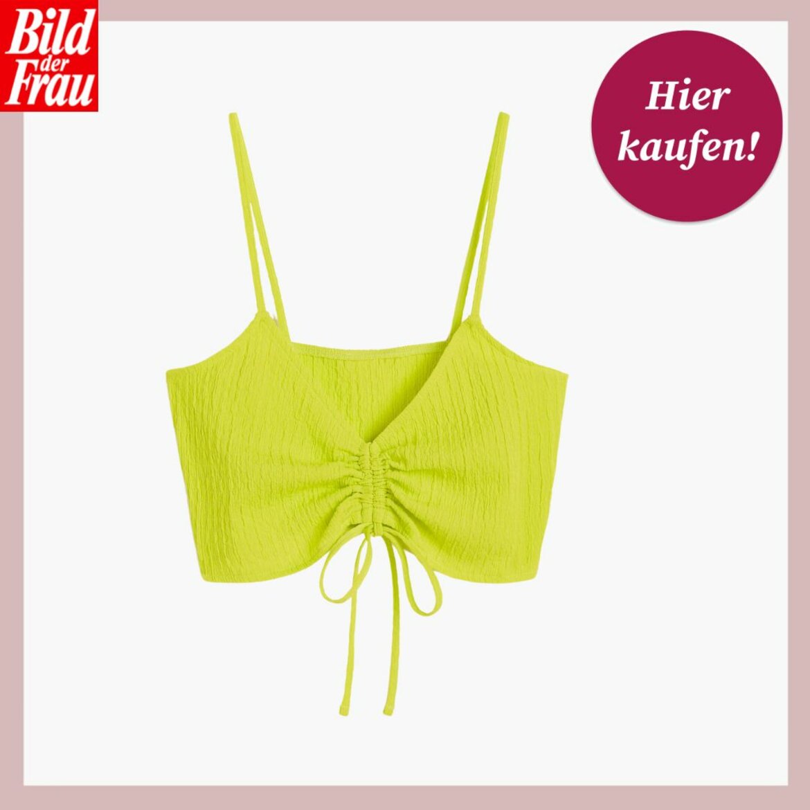 Ein leuchtend neongelbes Bikinioberteil im Crinkle-Look mit Spaghettiträgern und Raffung in der Mitte, die mit Schnüren gebunden ist. Über dem Bild steht das Logo „Bild der Frau“ und ein pinkfarbener Kreis mit der Aufschrift „Hier kaufen!“. Der Hintergrund ist einfarbig in einem zarten Rosa gehalten. | © H&M