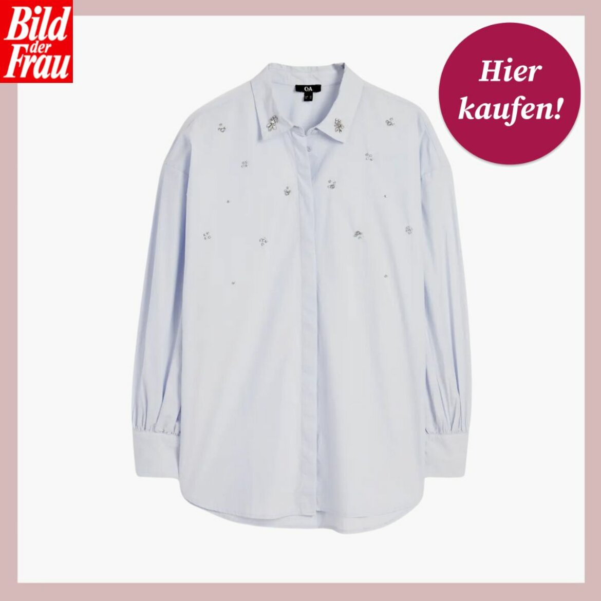 Ein Werbebild einer hellblauen Bluse mit dezentem, eingestreutem Blumenmuster. Die Bluse hat einen klassischen Kragen, lange Ärmel mit Manschetten und eine Knopfleiste auf der Vorderseite. Das Kleidungsstück ist flach und ordentlich ausgelegt, um das Muster und den Schnitt zu zeigen. Oben links im Bild befindet sich das Logo "Bild der Frau" in Weiß auf rotem Hintergrund, und oben rechts ist ein rundes, bordeauxrotes Etikett mit der weißen Aufschrift "Hier kaufen!". | © C&A