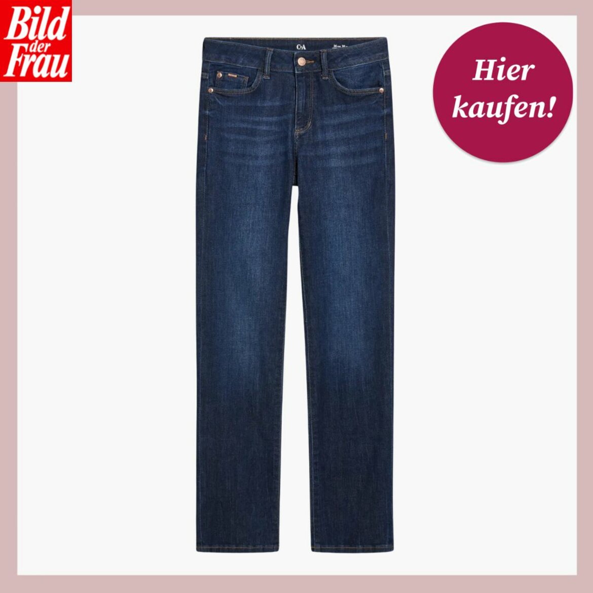 Das Bild zeigt eine gerade geschnittene Jeans in dunkler Waschung auf einem einfarbigen Hintergrund. Die Hose ist so platziert, dass der vordere Teil mit sichtbaren Nähten, Gürtelschlaufen und einem Knopf am Bund zu sehen ist. Oben links im Bild ist das Logo "Bild der Frau" in Weiß auf einem roten Hintergrund. In der oberen rechten Ecke des Bildes befindet sich ein kreisförmiges, bordeauxrotes Etikett mit der weißen Aufschrift "Hier kaufen!". | © C&A