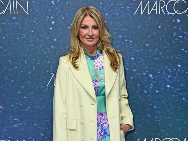 Trendfarbe Grün Frauke Ludowig Elegant gekleidete Frauke Ludowig mit welligem, blondem Haar trägt ein mintgrünes Kleid mit floralem Muster, hellgrünen Mantel und nudefarbene Pumps.