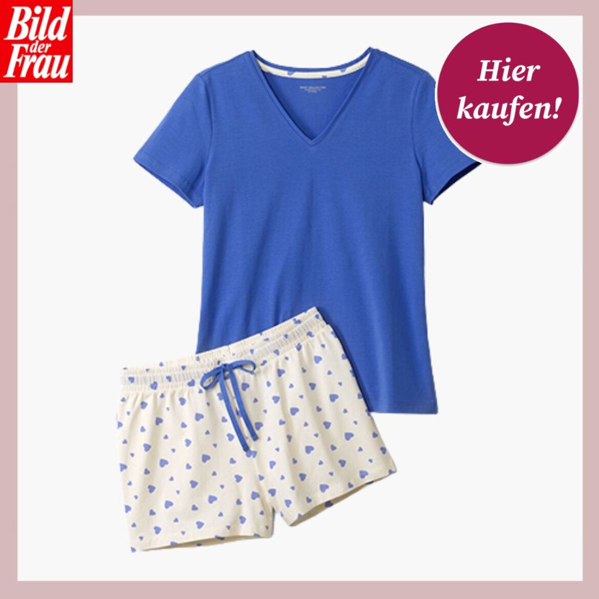 Ein blauer Kurzarm-Pyjama mit V-Ausschnitt und eine weiße Shorts mit blauen Herzmustern, präsentiert auf weißem Hintergrund. | © Tchibo