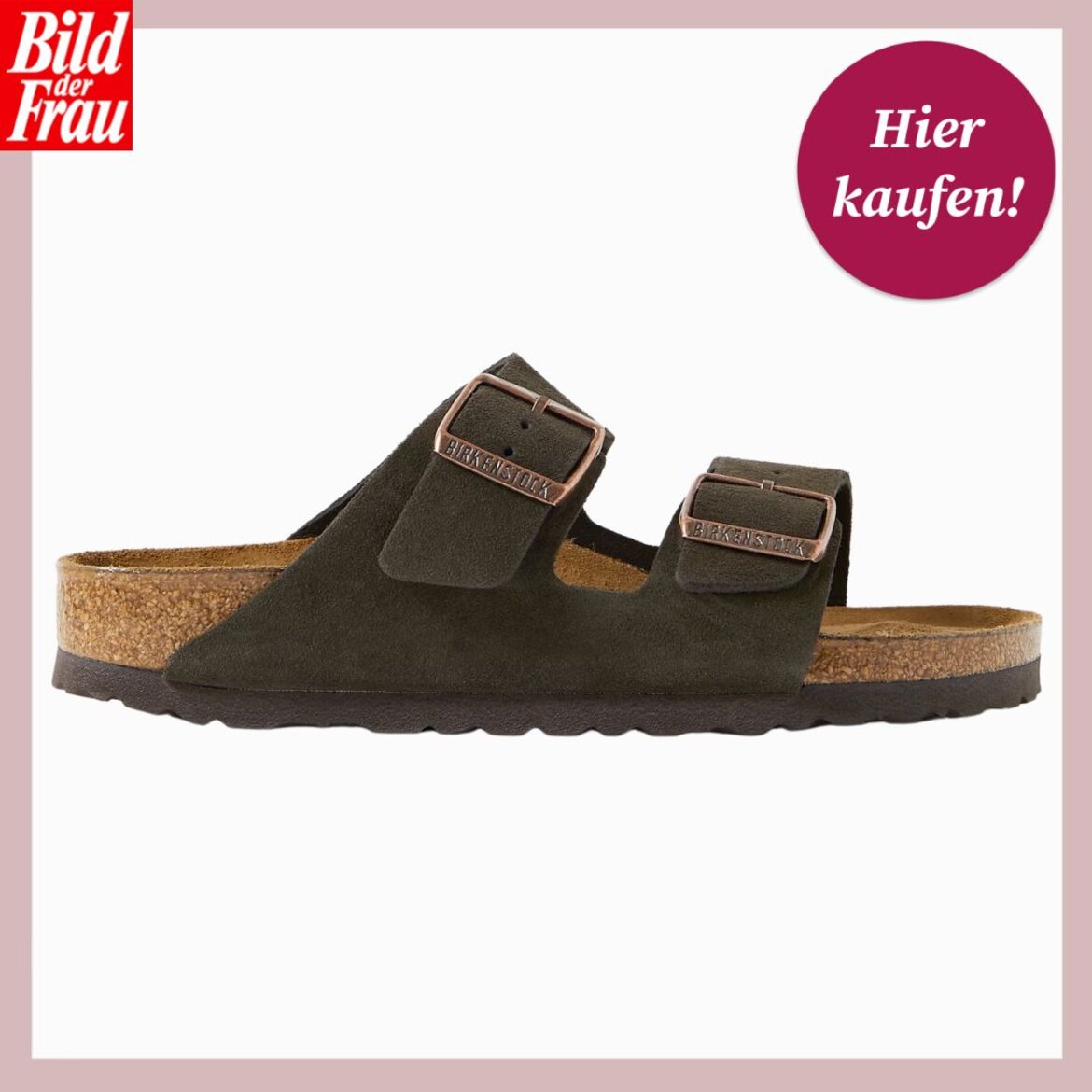 Dunkelgrüne Birkenstock-Pantolette aus Veloursleder mit zwei verstellbaren Kupferschnallen und Kork-Fußbett. | © Birkenstock/ Collage: 
