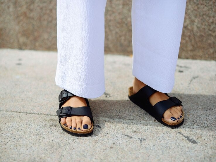 Nahaufnahme Füße von Carola Bernard in Birkenstock Sandalen