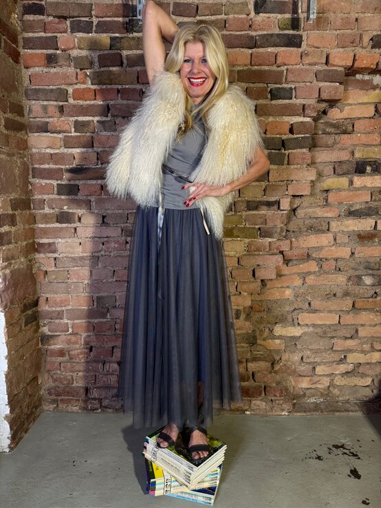 Zu sehen ist Renate Zott in einem grauen Outfit | © Renate Zott