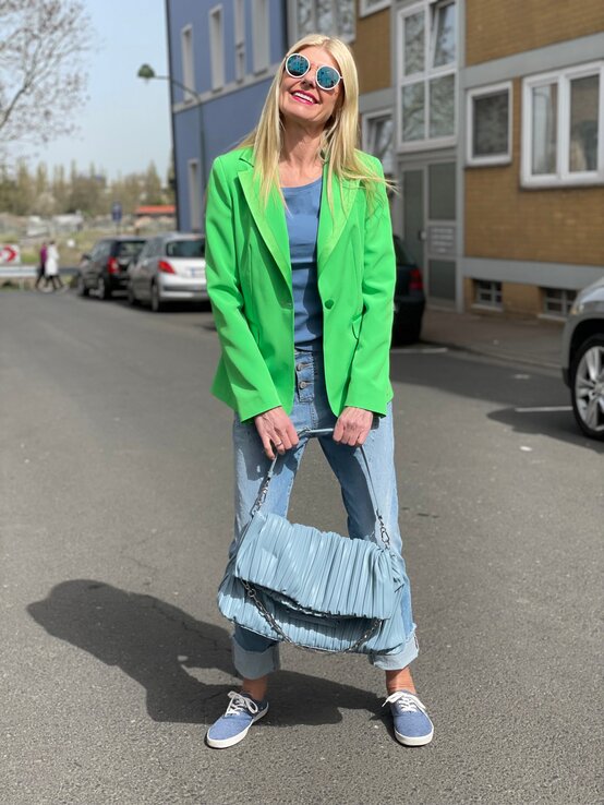 Zu sehen ist Renate Zott, die einen grünen Blazer trägt | © Renate Zott
