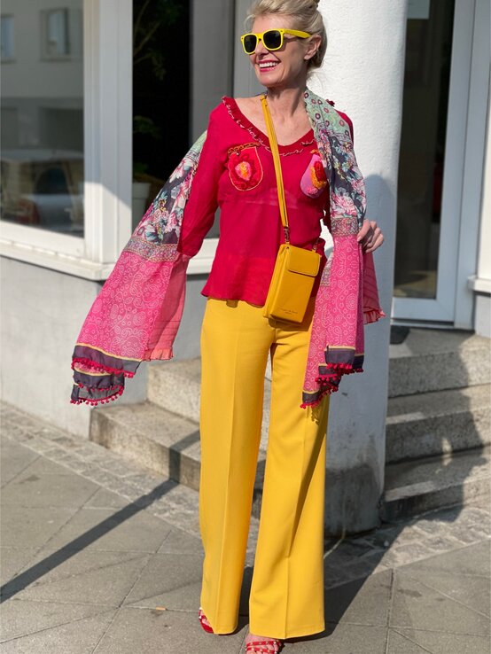 Zu sehen ist Renate Zott, die eine Sonnenblumengelbe Hose trägt | © Renate Zott