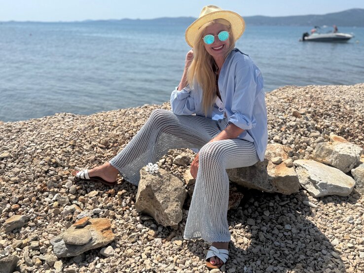Zu sehen ist Renate Zott in einem Strandoutfit 