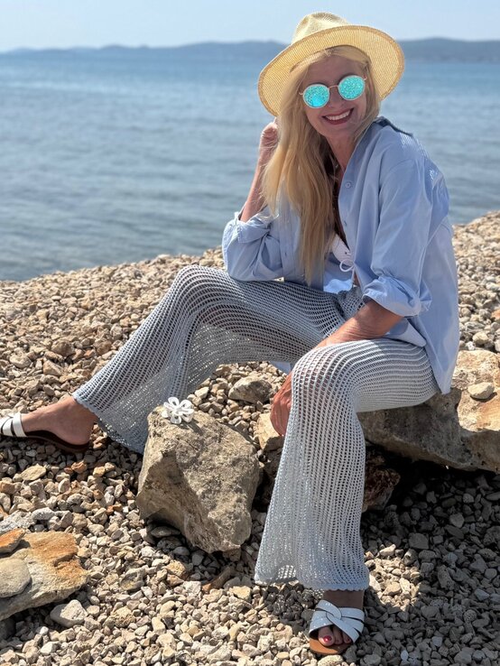 Zu sehen ist Renate Zott in einem Strandoutfit  | © Renate Zott