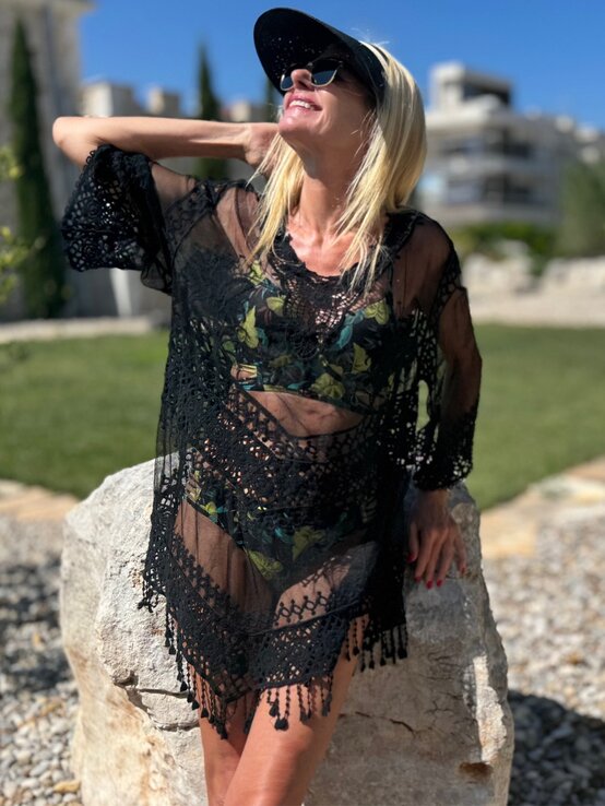 Zu sehen ist Renate Zott, die eine schwarze durchsichtige Tunika trägt | © Renate Zott
