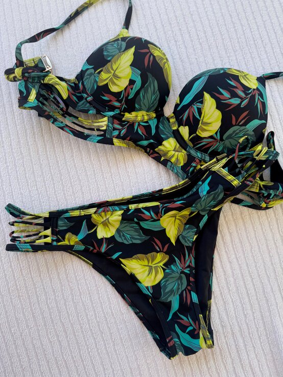 Zu sehen ist ein floraler Bikini | © Renate Zott