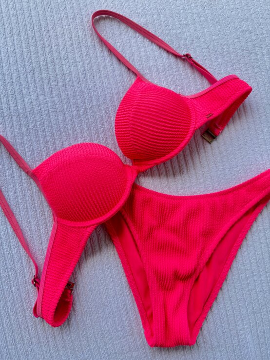 Zu sehen ist die Nahaufnahme eines pinken Bikinis | © Renate Zott