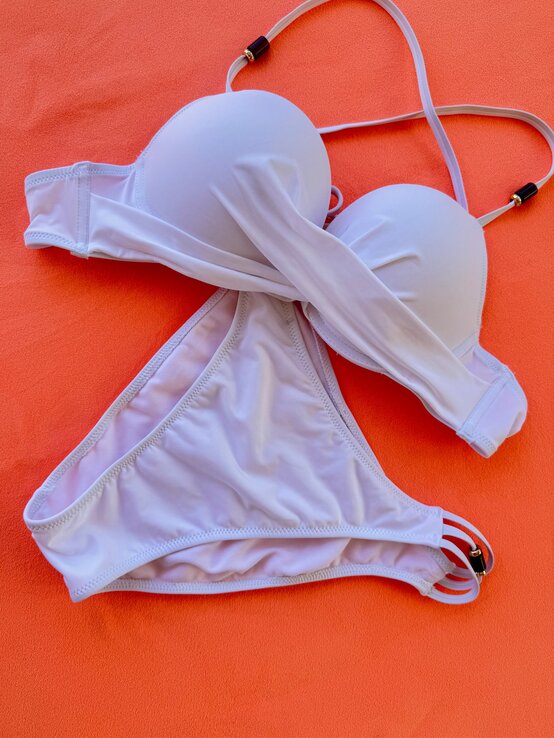 Zu sehen ist ein weißer Bikini mit Bindedetails | © Renate Zott