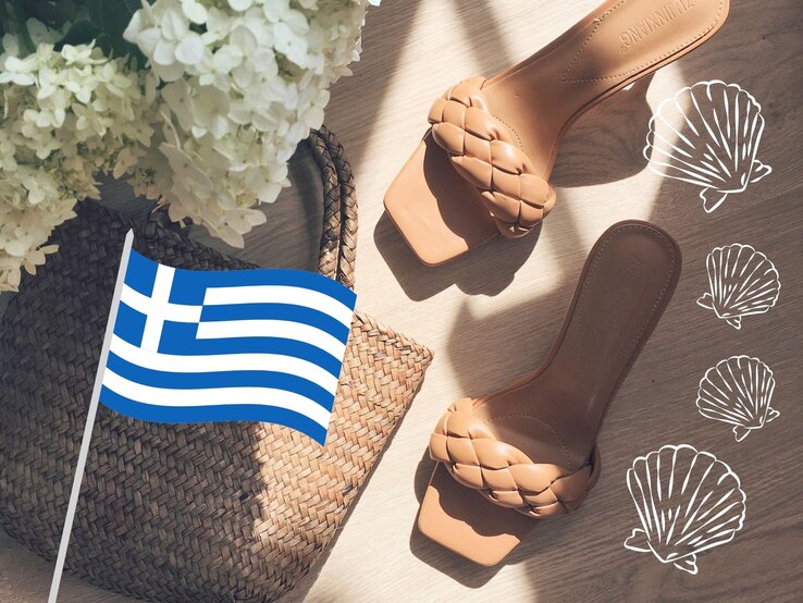 Griechenland Sandalen Urlaub Sommer It-Piece Sommerliche Szene mit Sandalen, Korbtasche und griechischer Flagge, umgeben von weißen Muschelgrafiken und zarten Blumen.