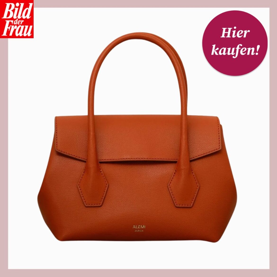 Shopping Handtasche Herbst | © Collage: ALEMI Zurich; bildderfrau.de Elegante, braune Ledertasche mit strukturiertem Finish, kurzen Henkeln und goldgeprägtem Logo „Alemi Zürich“ auf weißem Hintergrund. | © Collage: ALEMI Zurich; bildderfrau.de
