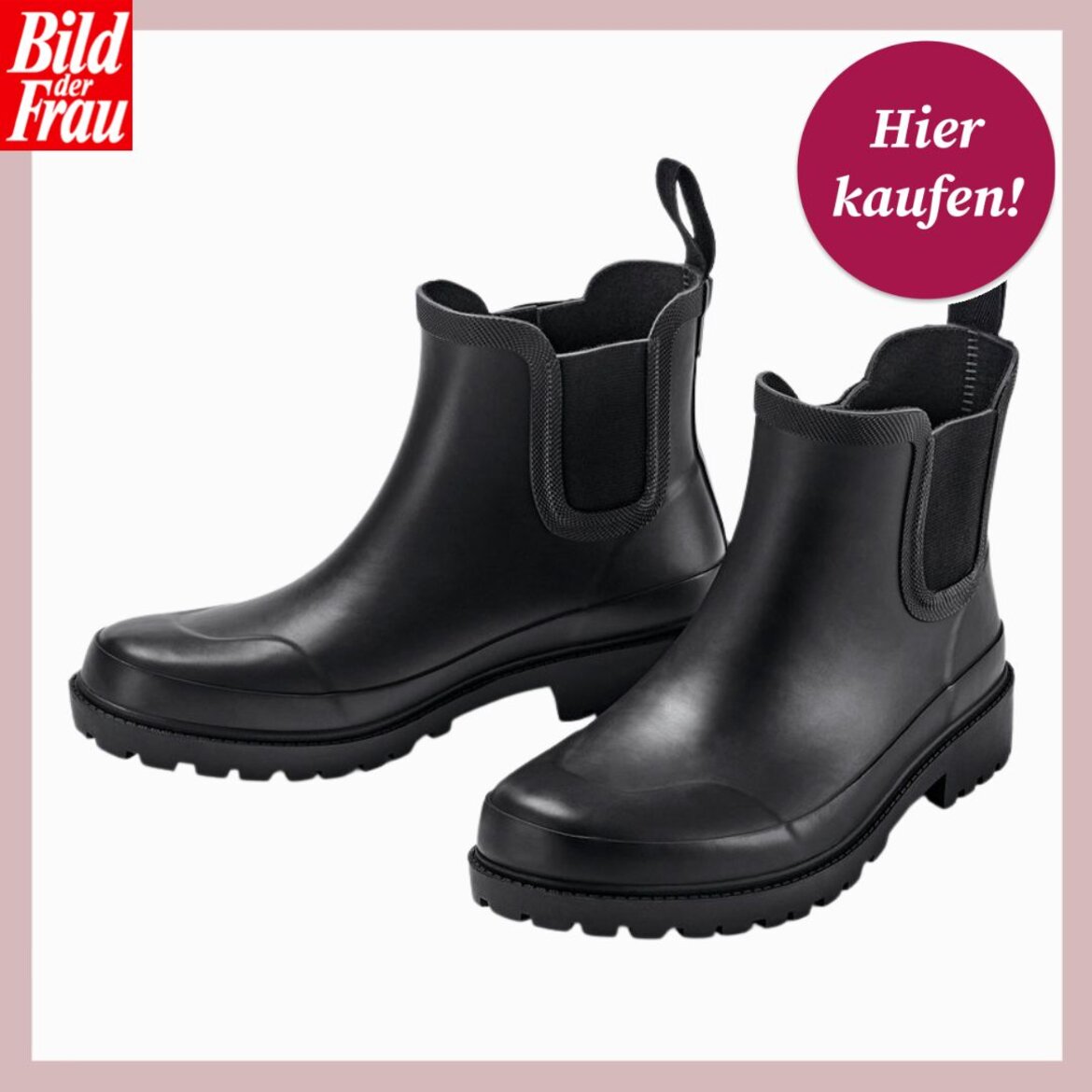 Schwarze, knöchelhohe Gummistiefeletten mit elastischen Einsätzen, robuster Sohle und Schlaufen vor weißem Hintergrund. | © Collage: Tchibo/ BILD der FRAU