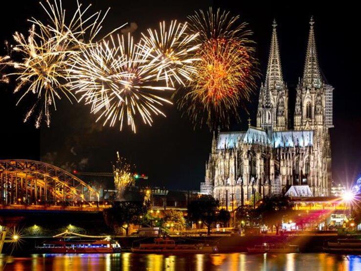 Feuerwerk über dem Kölner Dom.